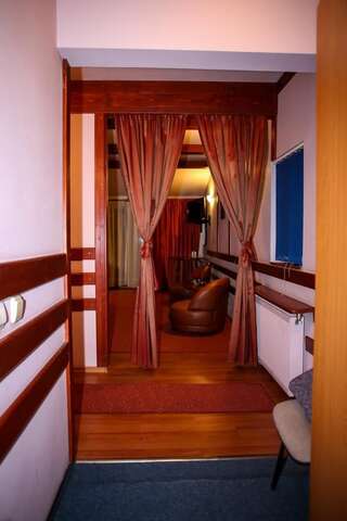 Отель Hotel Silva Ватра-Дорней Семейный люкс (для 2 взрослых и 2 детей)-3